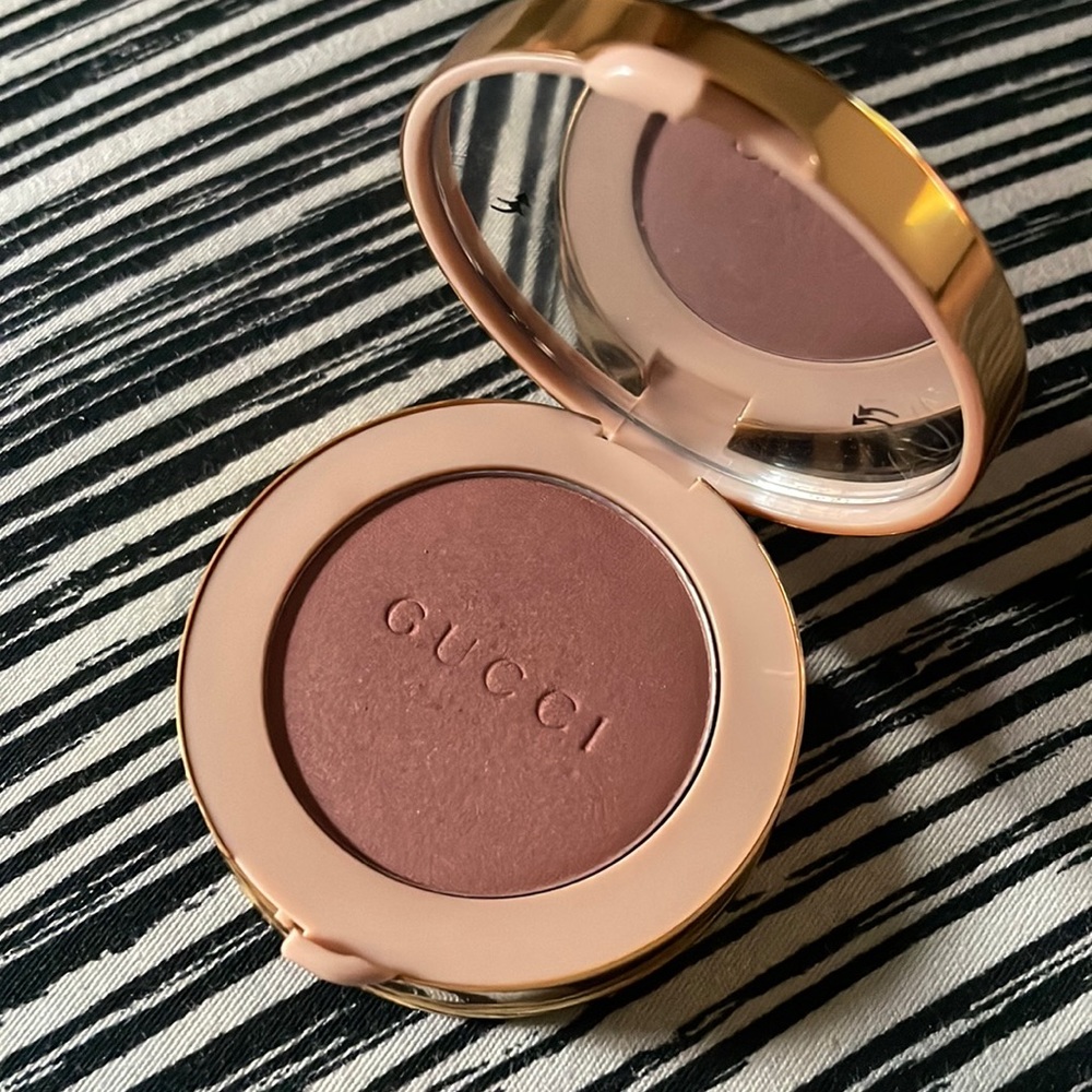 GUCCI LUMINOUS MATTE BLUSH (Rosy Beige)